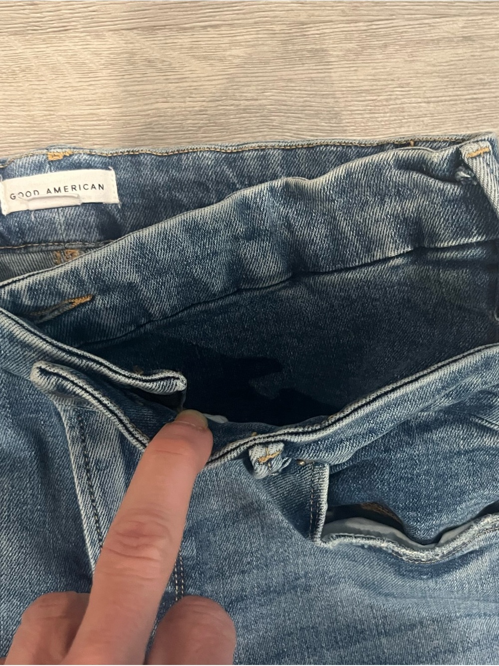 Good American Skinny Jeans in Medium Blue - Picture 4 of 7